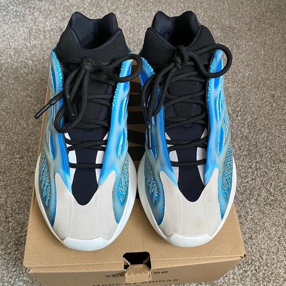 Yeezy Other - YEEZZY 700 V3